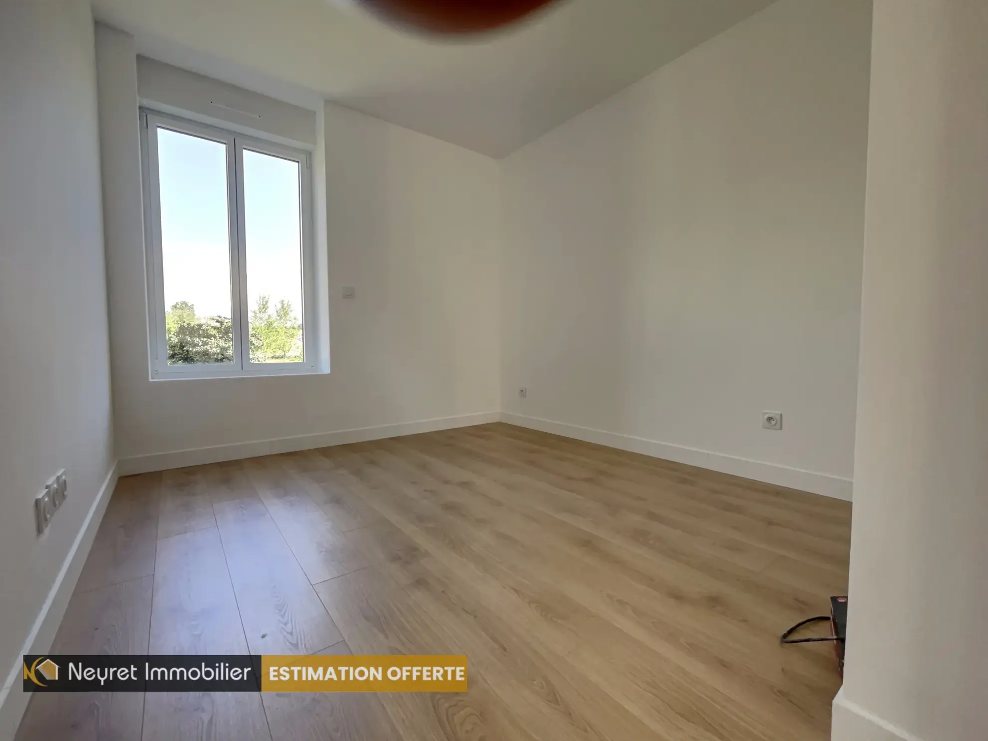 T4 avec terrasse et 2 parkings privatifs à Serezin du Rhône 
