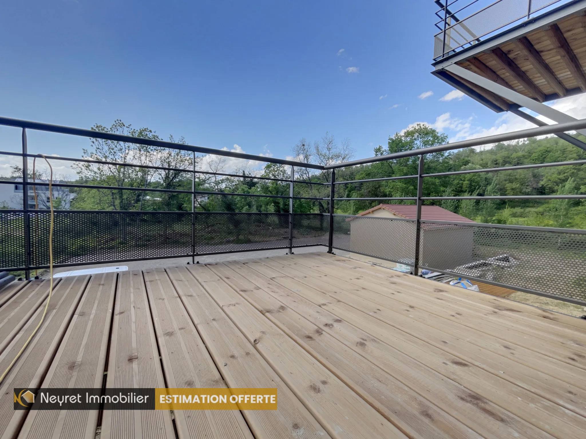 T4 avec terrasse et 2 parkings privatifs à Serezin du Rhône 
