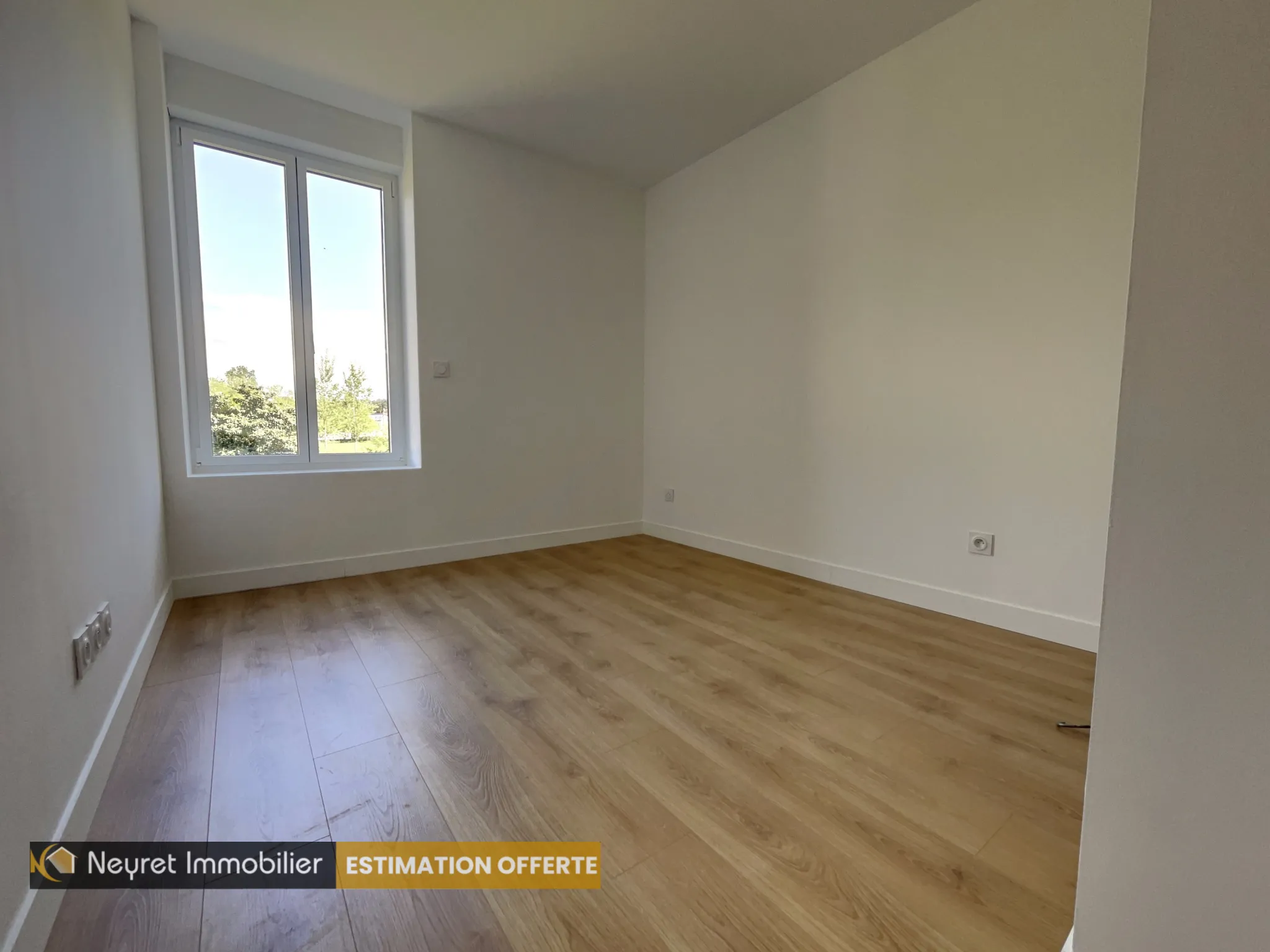 T4 avec terrasse et 2 parkings privatifs à Serezin du Rhône 