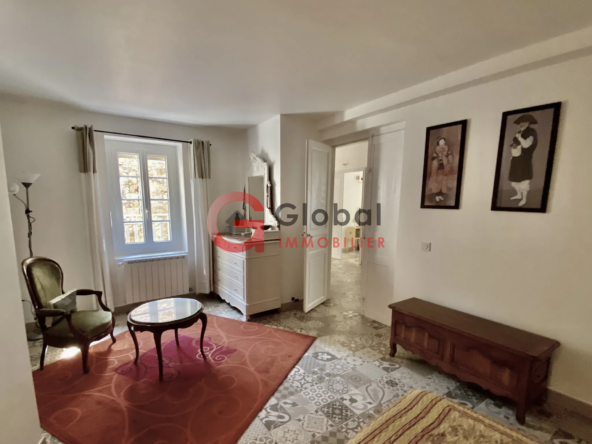 Maison de maître en pierre avec garage à Montouliers - 284 000€ 