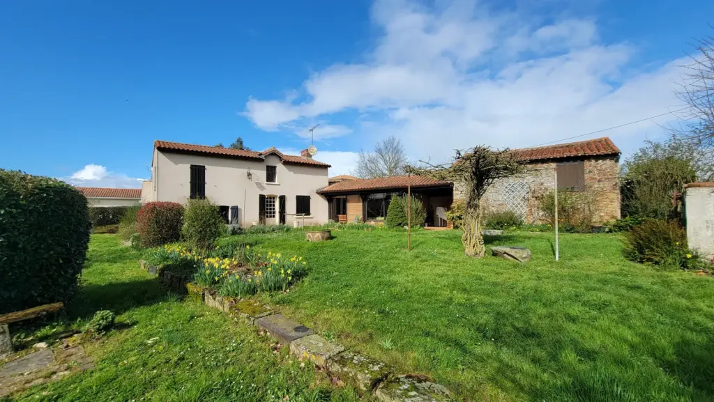 Maison Ancienne à Vendre à Coron - 140 m² avec Terrain Arboré