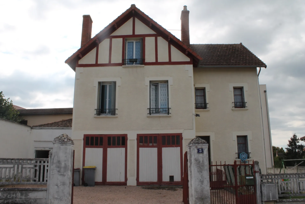 Néris-les-Bains - Grande Maison Spacieuse avec 5 Chambres à Vendre