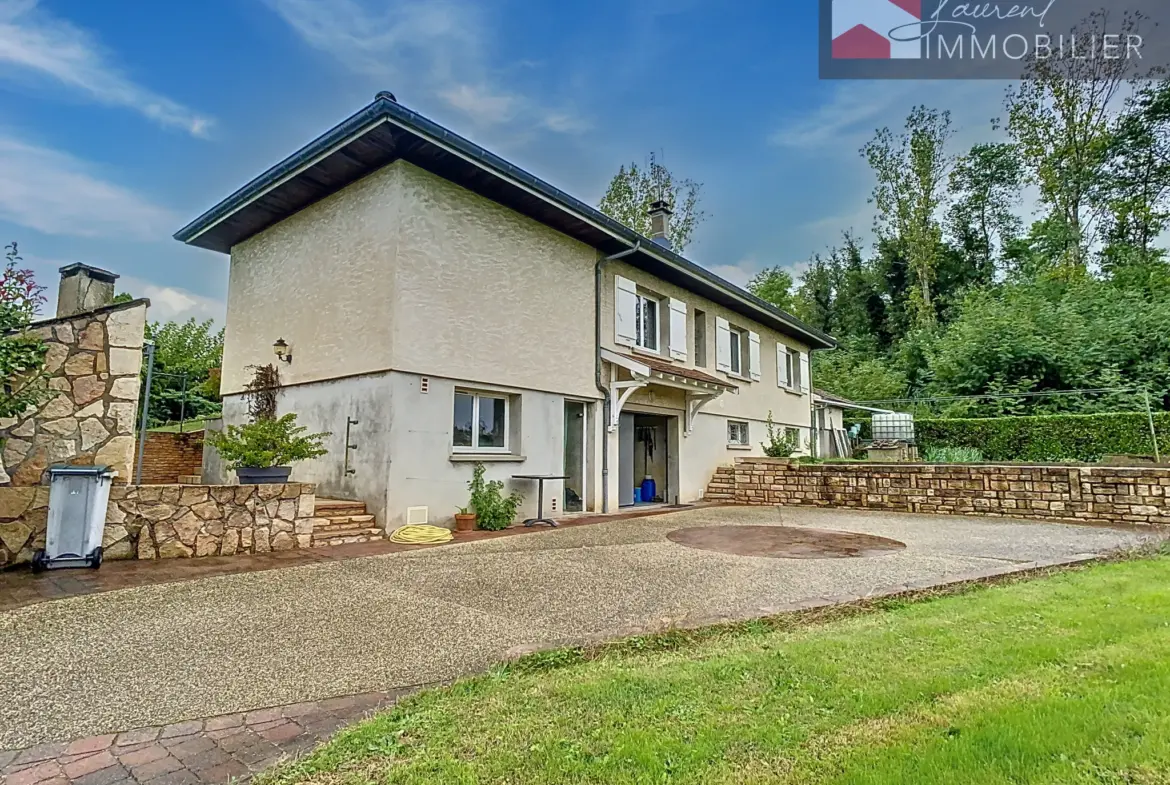 À vendre : Maison spacieuse avec terrasses à Saint-Bénigne 