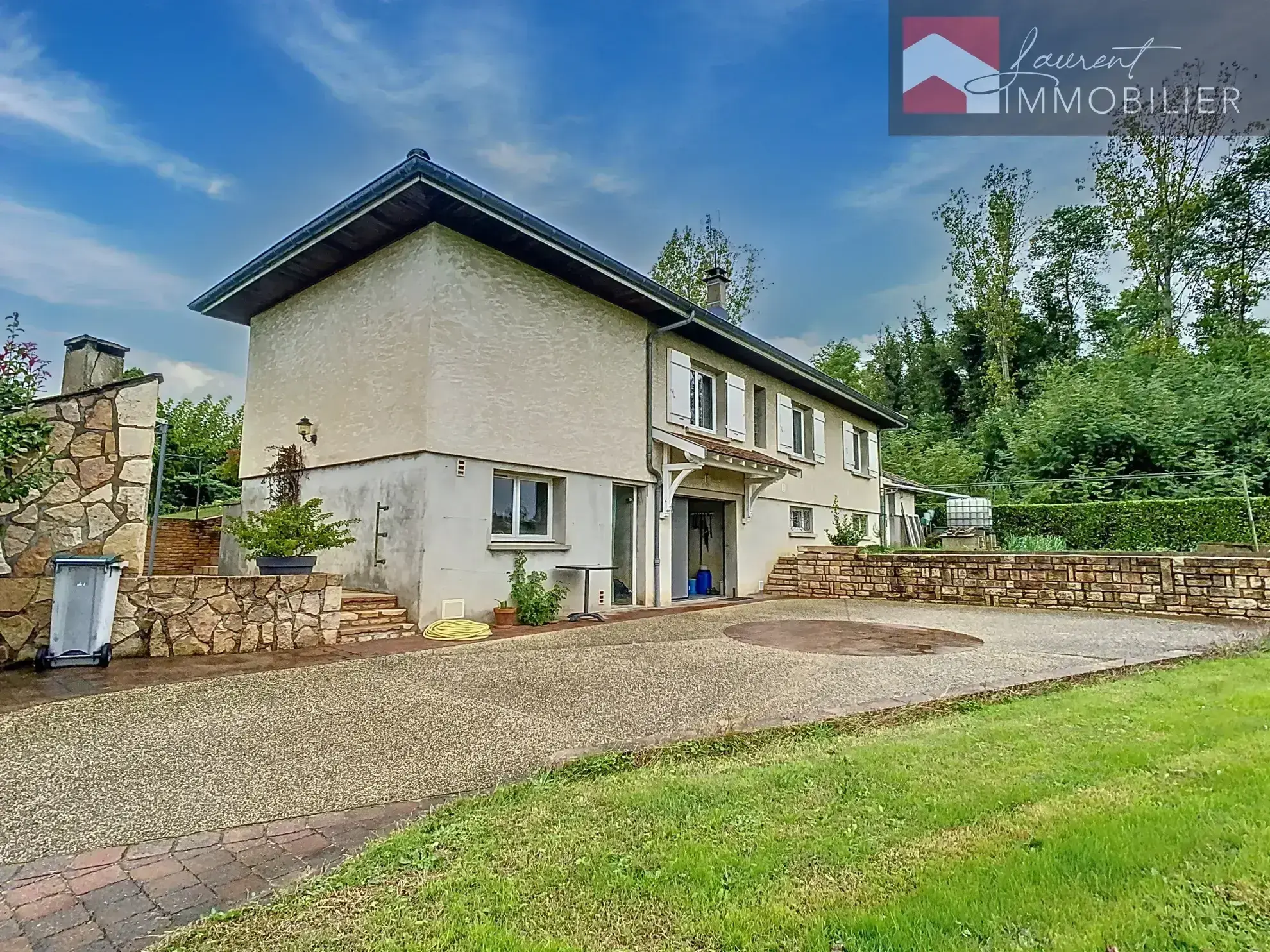 À vendre : Maison spacieuse avec terrasses à Saint-Bénigne 