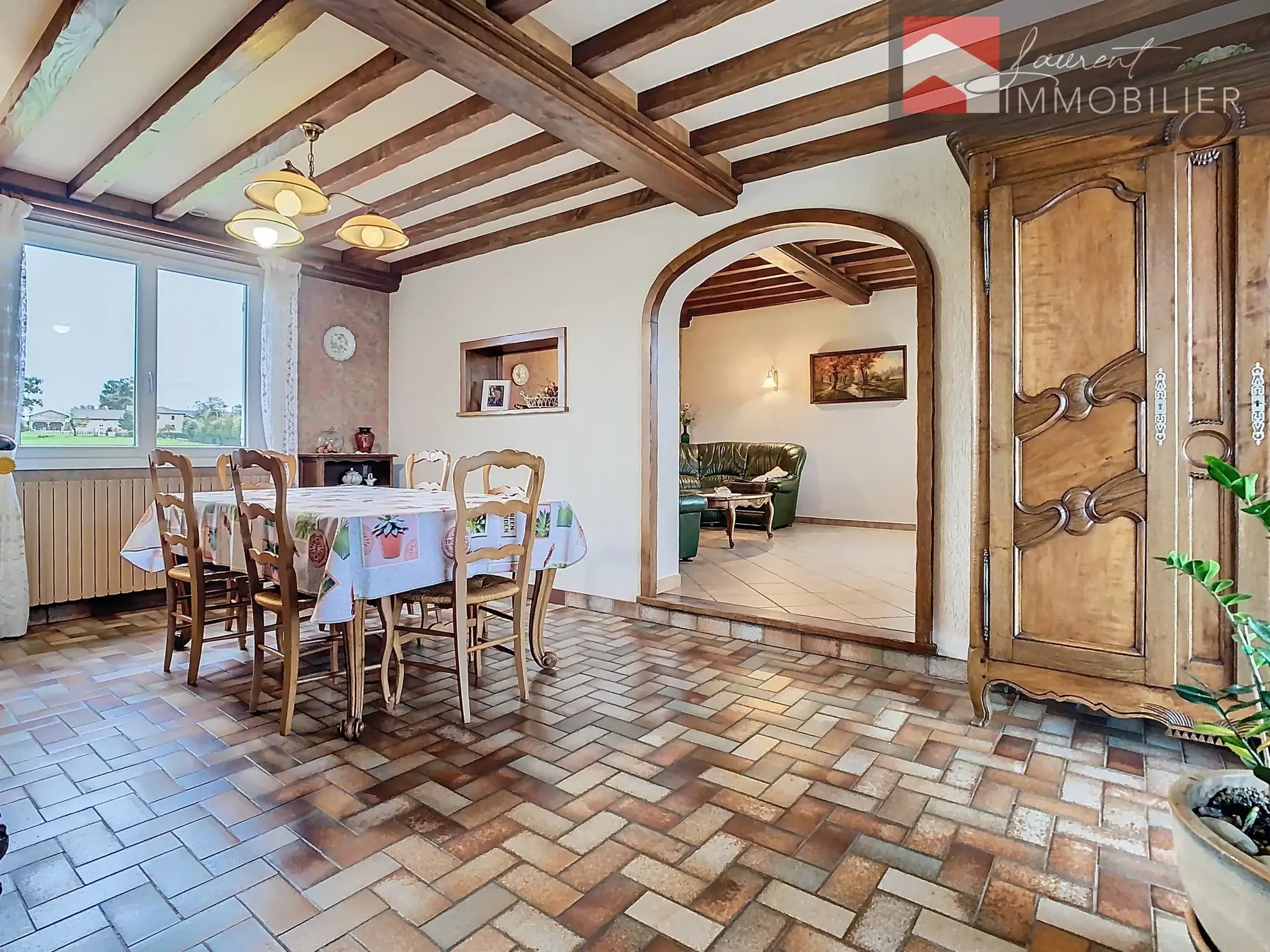 À vendre : Maison spacieuse avec terrasses à Saint-Bénigne 