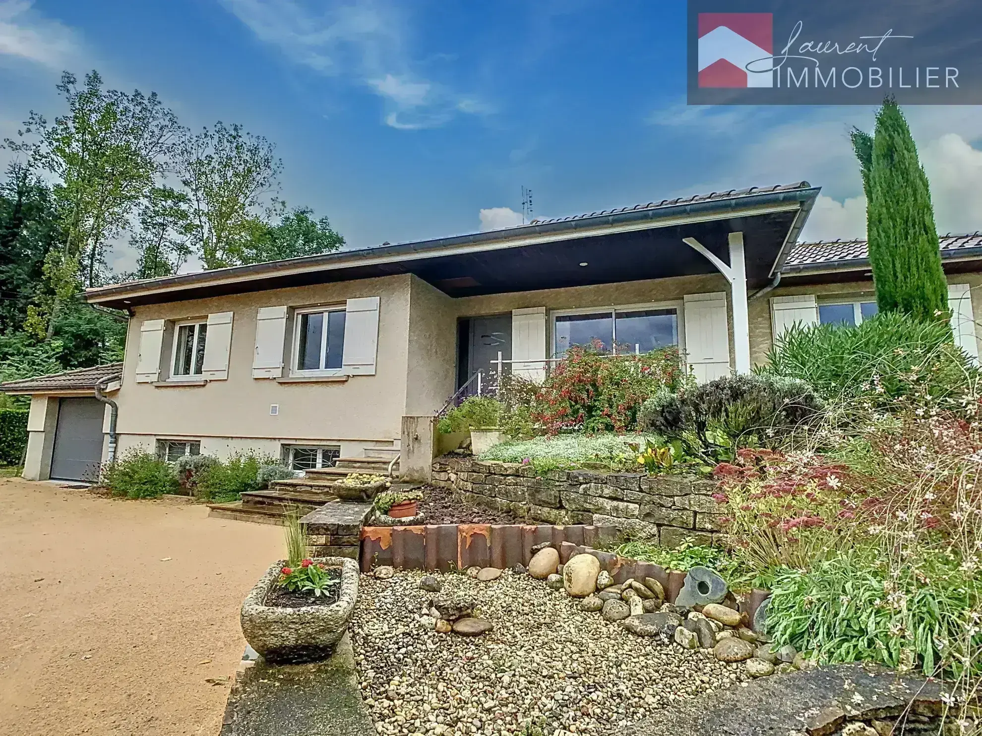 À vendre : Maison spacieuse avec terrasses à Saint-Bénigne 