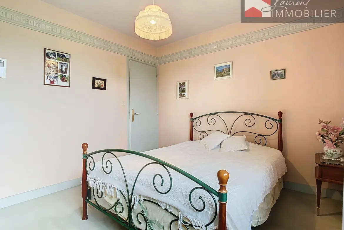 À vendre : Maison spacieuse avec terrasses à Saint-Bénigne 