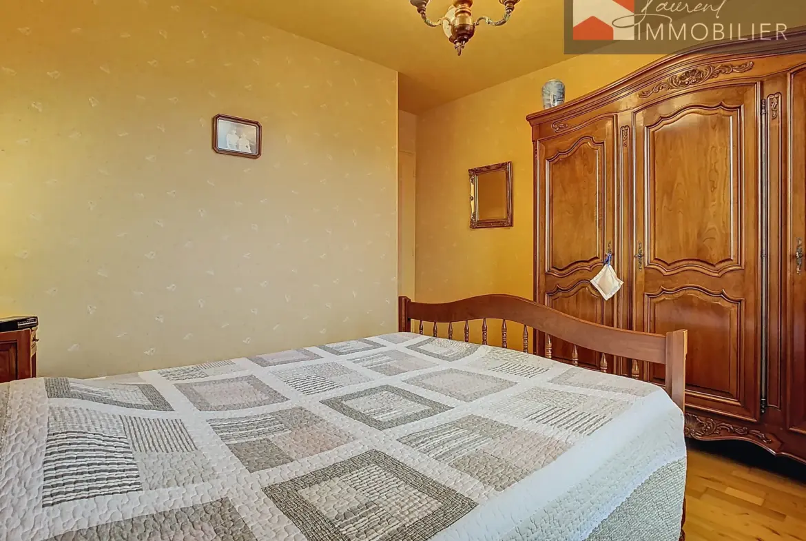 À vendre : Maison spacieuse avec terrasses à Saint-Bénigne 
