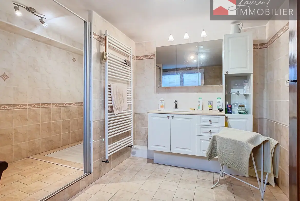 À vendre : Maison spacieuse avec terrasses à Saint-Bénigne 