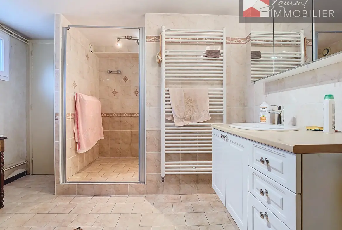À vendre : Maison spacieuse avec terrasses à Saint-Bénigne 