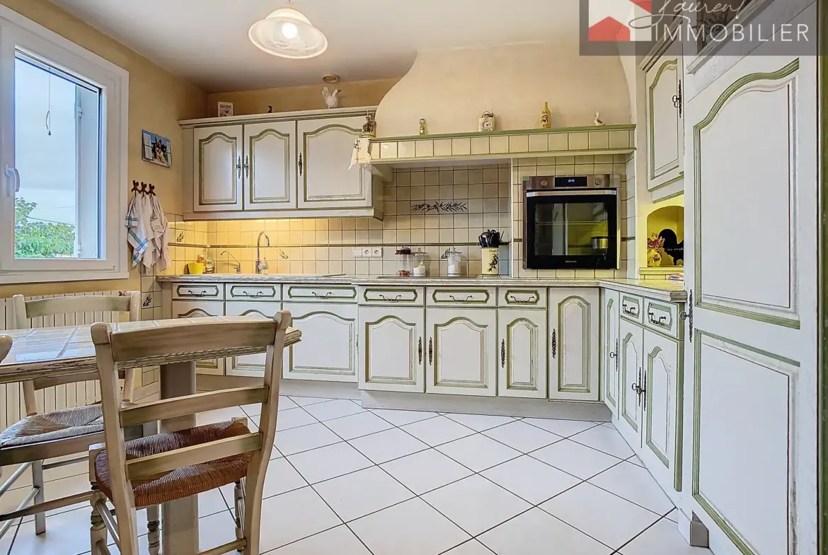 À vendre : Maison spacieuse avec terrasses à Saint-Bénigne 