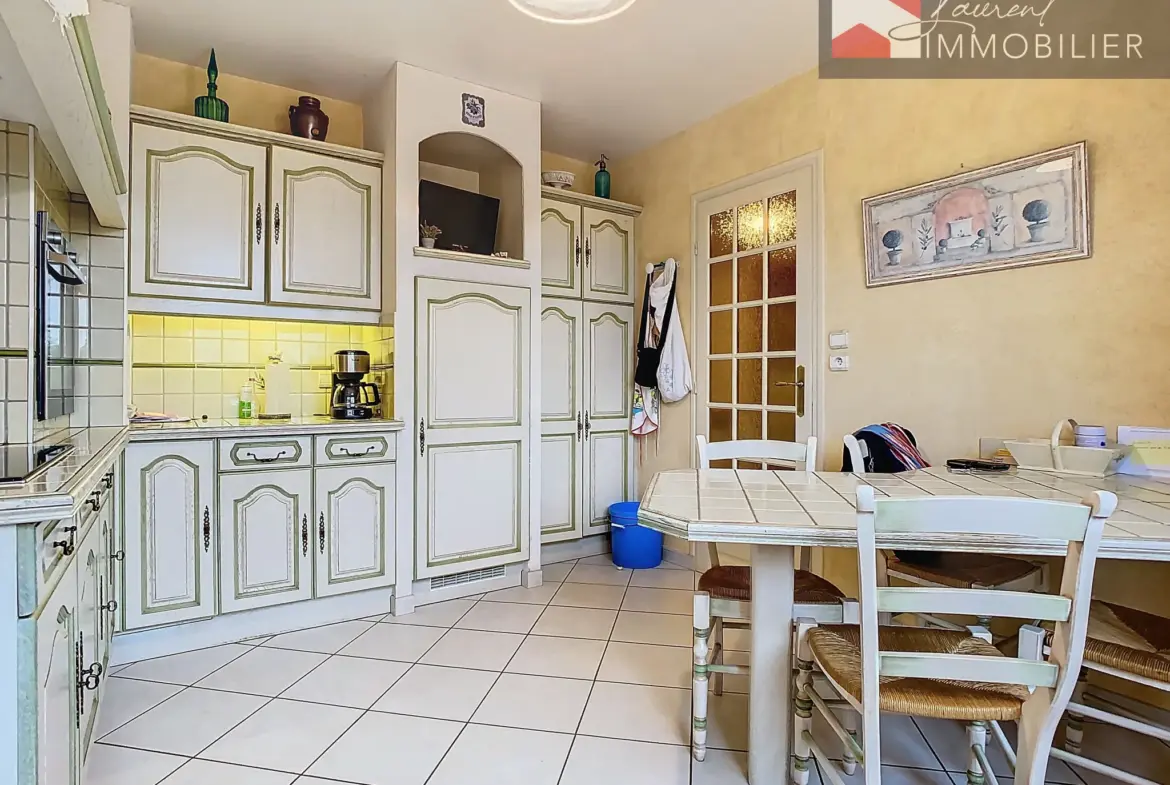 À vendre : Maison spacieuse avec terrasses à Saint-Bénigne 
