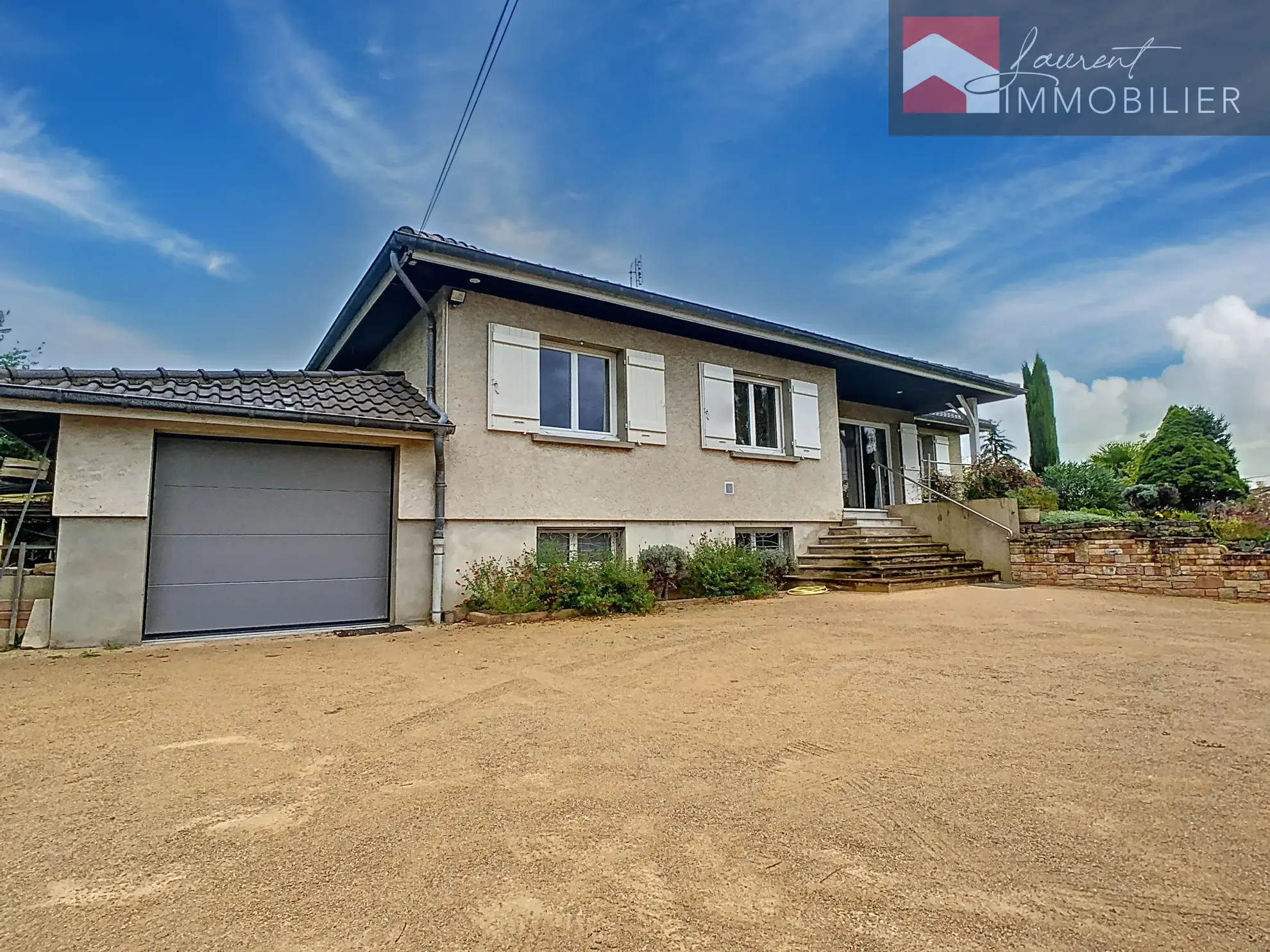 À vendre : Maison spacieuse avec terrasses à Saint-Bénigne 
