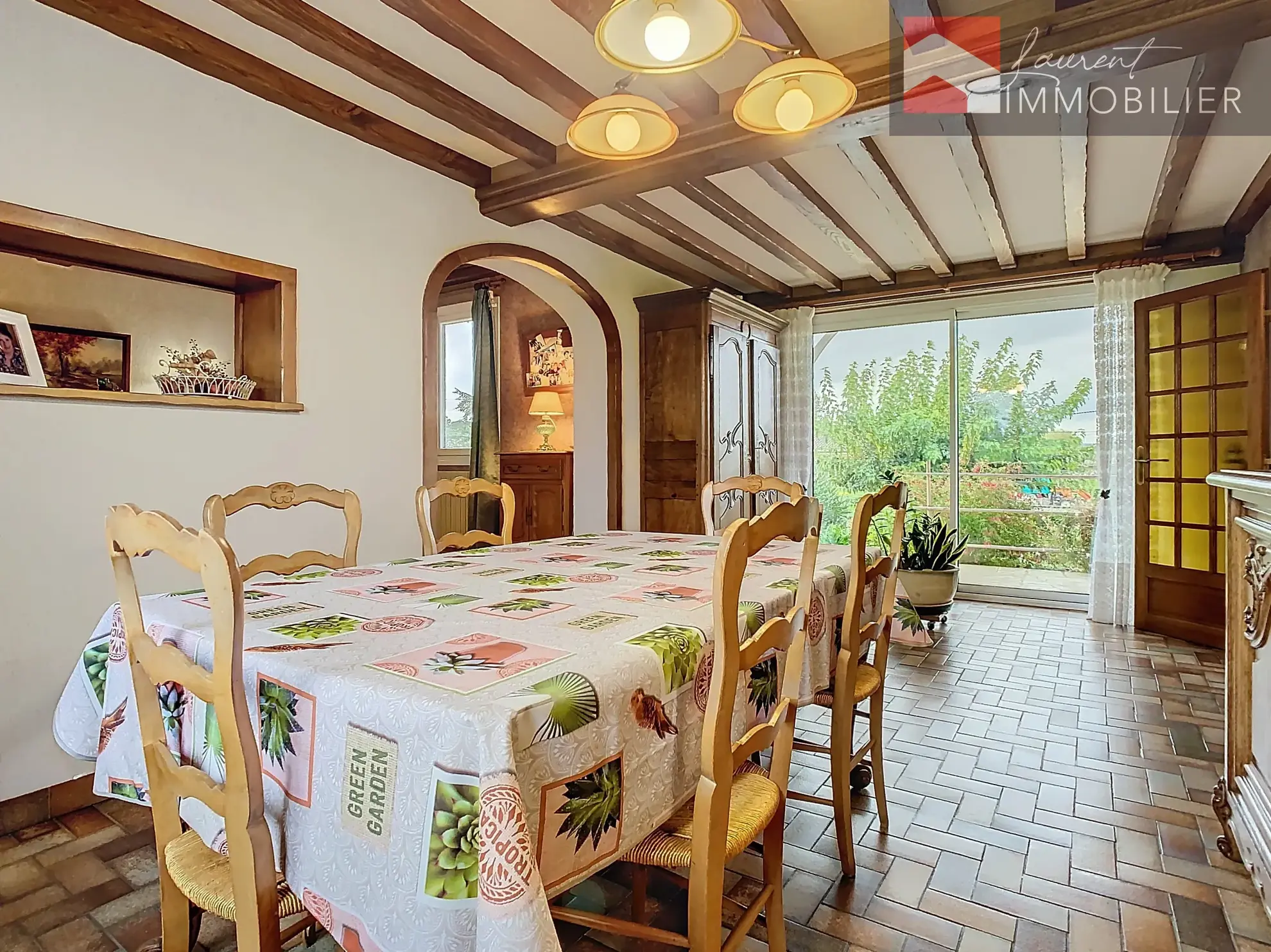 À vendre : Maison spacieuse avec terrasses à Saint-Bénigne 
