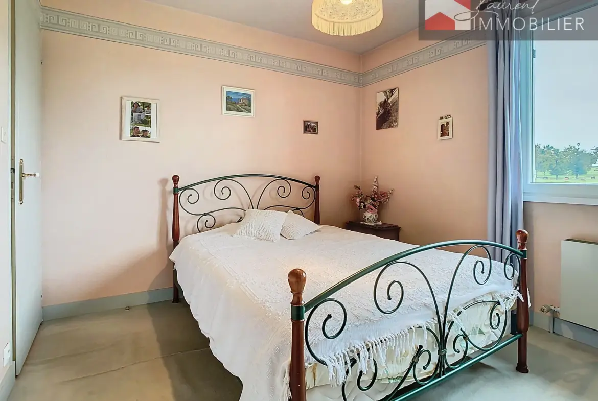 À vendre : Maison spacieuse avec terrasses à Saint-Bénigne 
