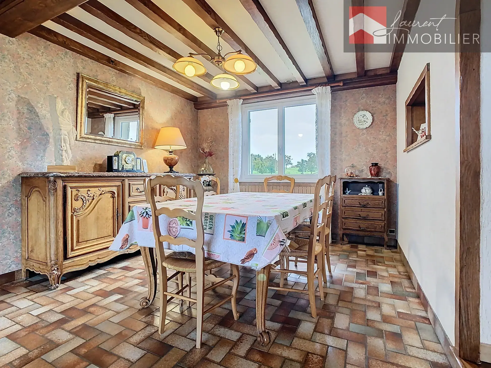 À vendre : Maison spacieuse avec terrasses à Saint-Bénigne 
