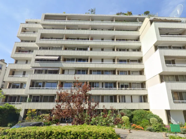 Studio lumineux à Puteaux avec balcon et vue dégagée 