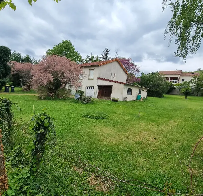 Maison à Restaurer à Veyre-Monton avec Terrain Arboré 