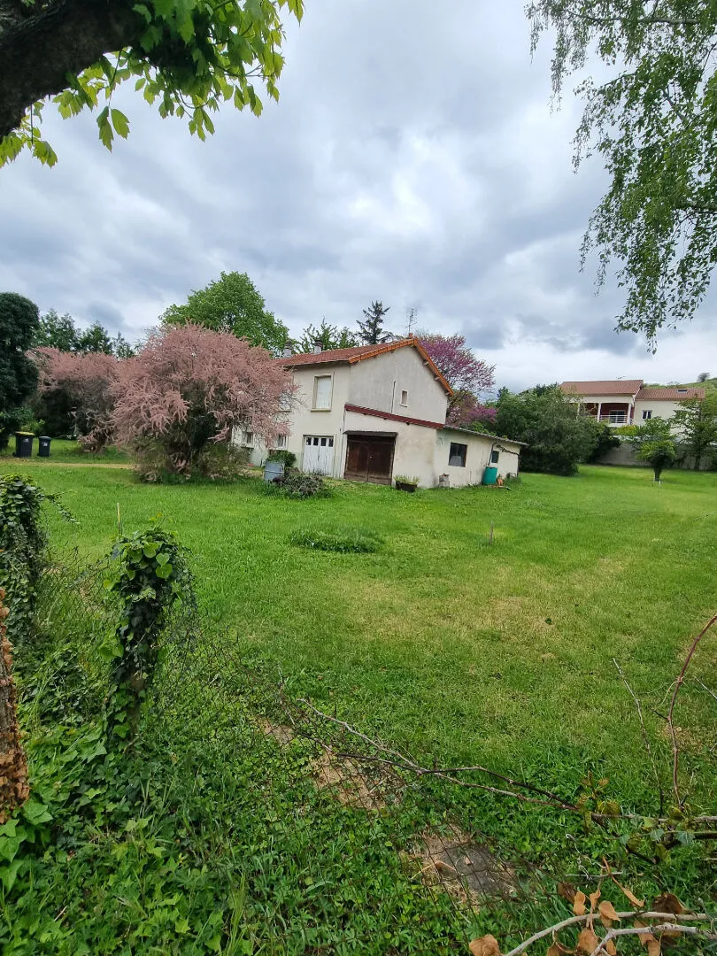 Maison à Restaurer à Veyre-Monton avec Terrain Arboré 