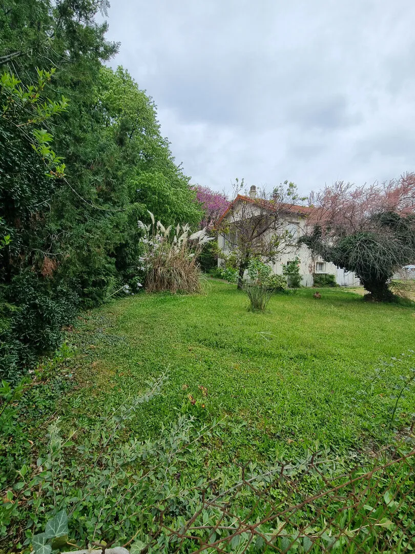 Maison à Restaurer à Veyre-Monton avec Terrain Arboré 