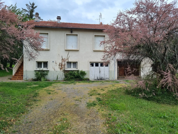 Maison à Restaurer à Veyre-Monton avec Terrain Arboré