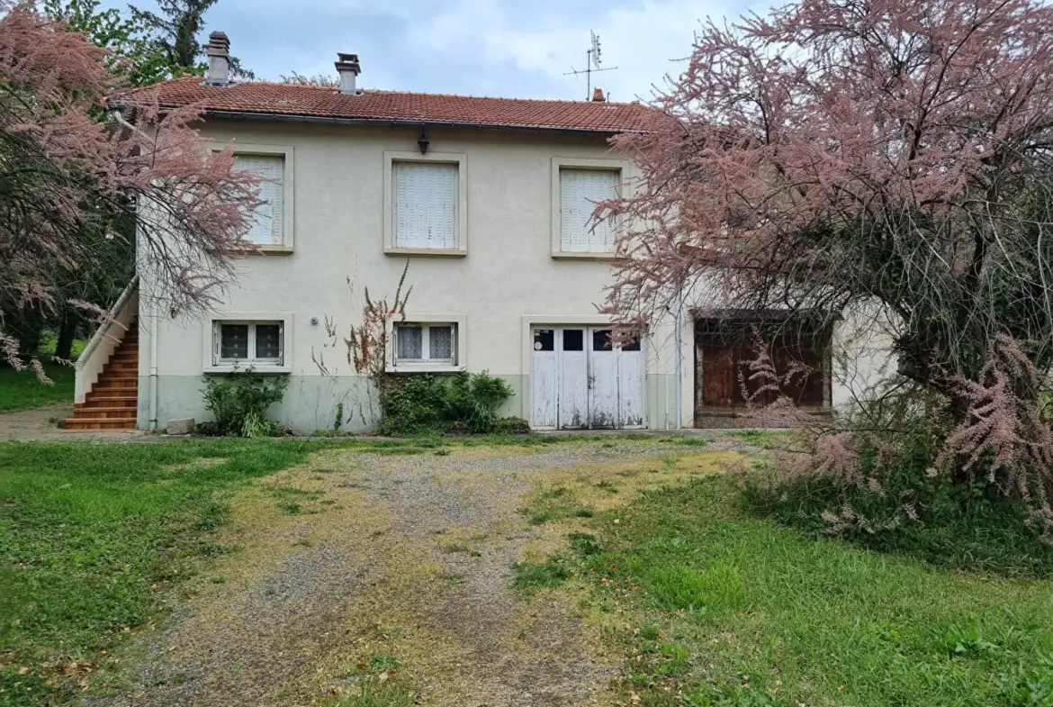 Maison à Restaurer à Veyre-Monton avec Terrain Arboré 
