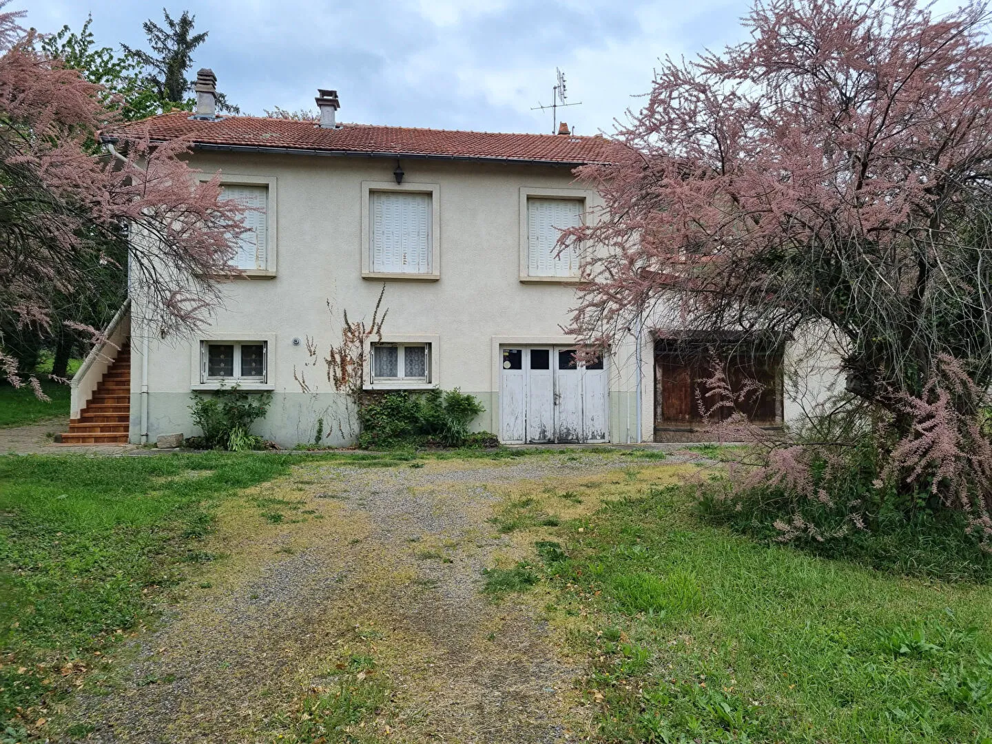 Maison à Restaurer à Veyre-Monton avec Terrain Arboré 