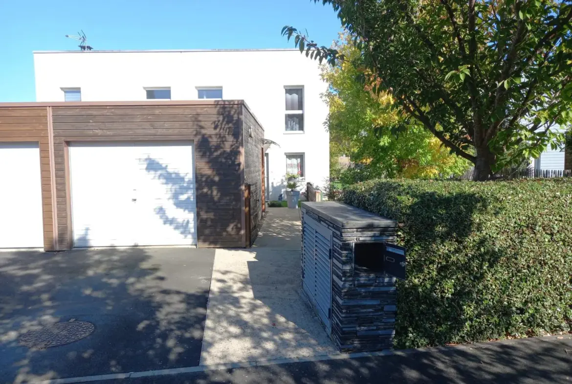 Maison moderne à Saint-Barthelemy-D'Anjou avec 3 chambres et jardin 