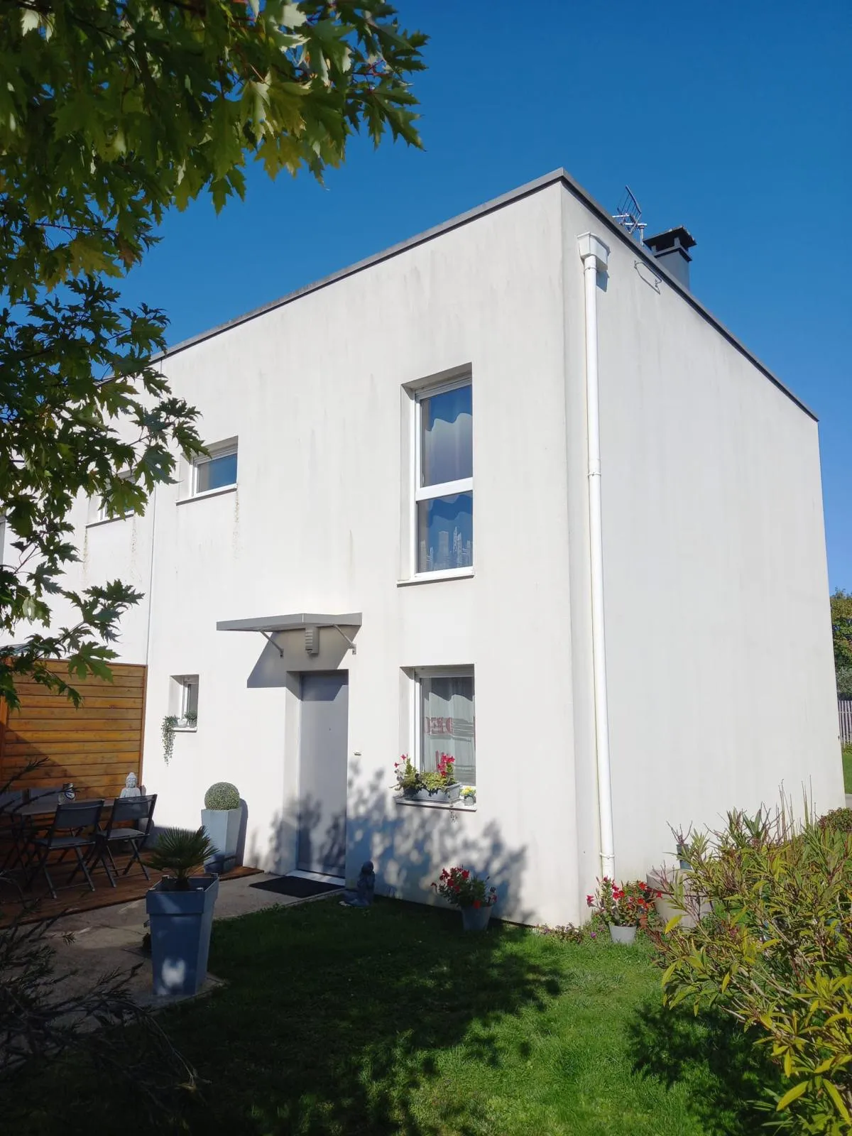 Maison moderne à Saint-Barthelemy-D'Anjou avec 3 chambres et jardin 