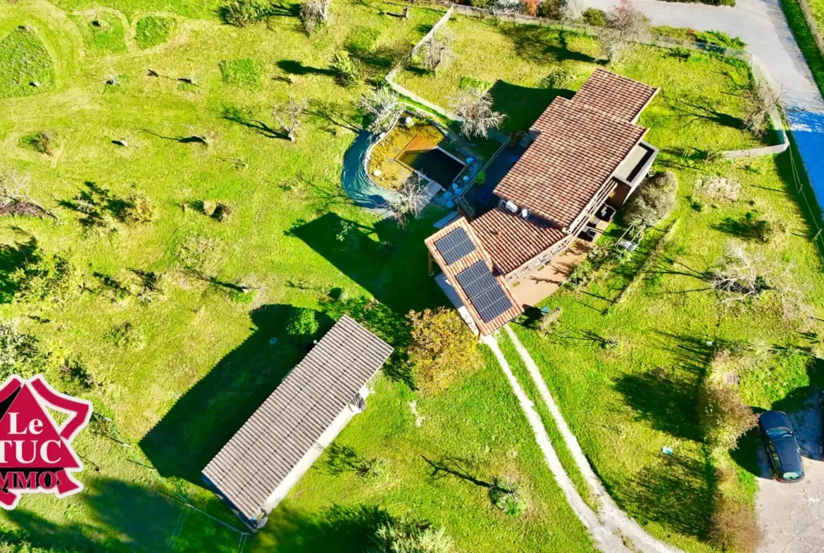 Maison écologique 2 chambres, 3,5 ha de terrain et piscine à Villeneuve-sur-Lot 