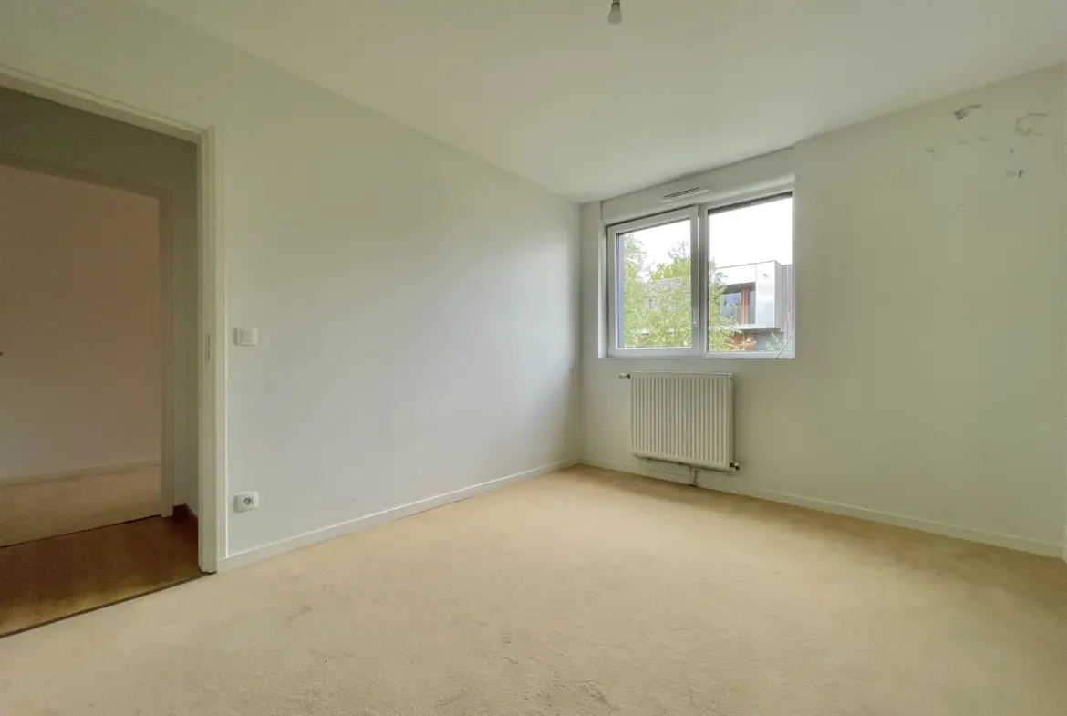 Appartement T4 à Lille Moulins avec balcons et place de parking 
