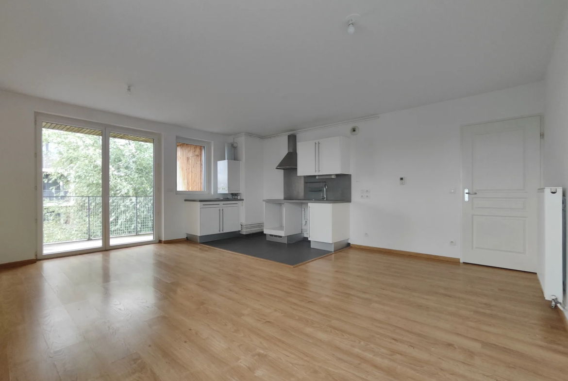 Appartement T4 à Lille Moulins avec balcons et place de parking 