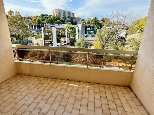 Studio rénové avec terrasse au Cannet Mairie 