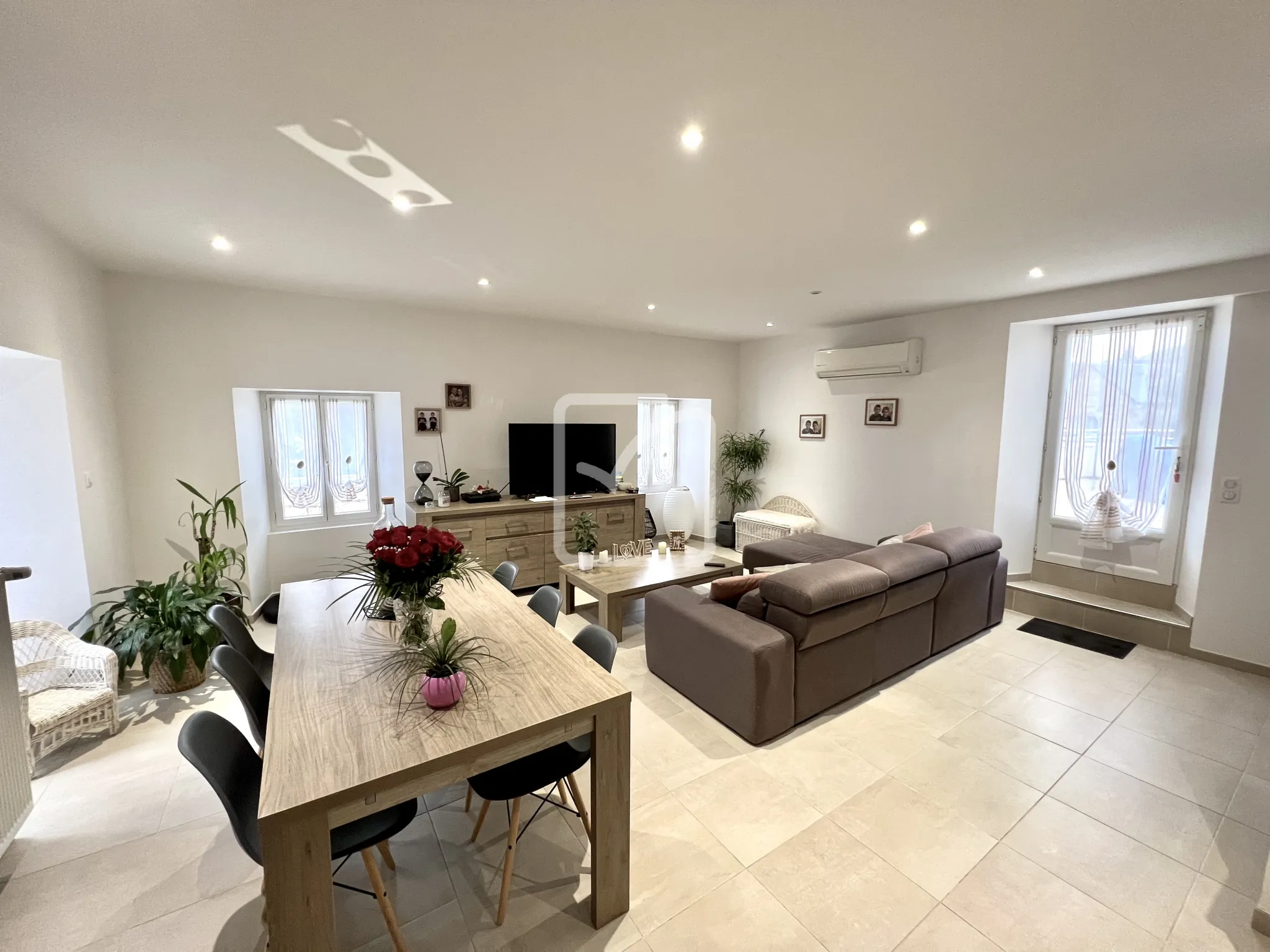 Immeuble de 262 m2 avec local commercial et duplex à vendre à Cosnac 