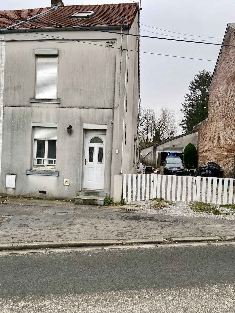 Maison à rénover près de Hautmont avec garage et cour 