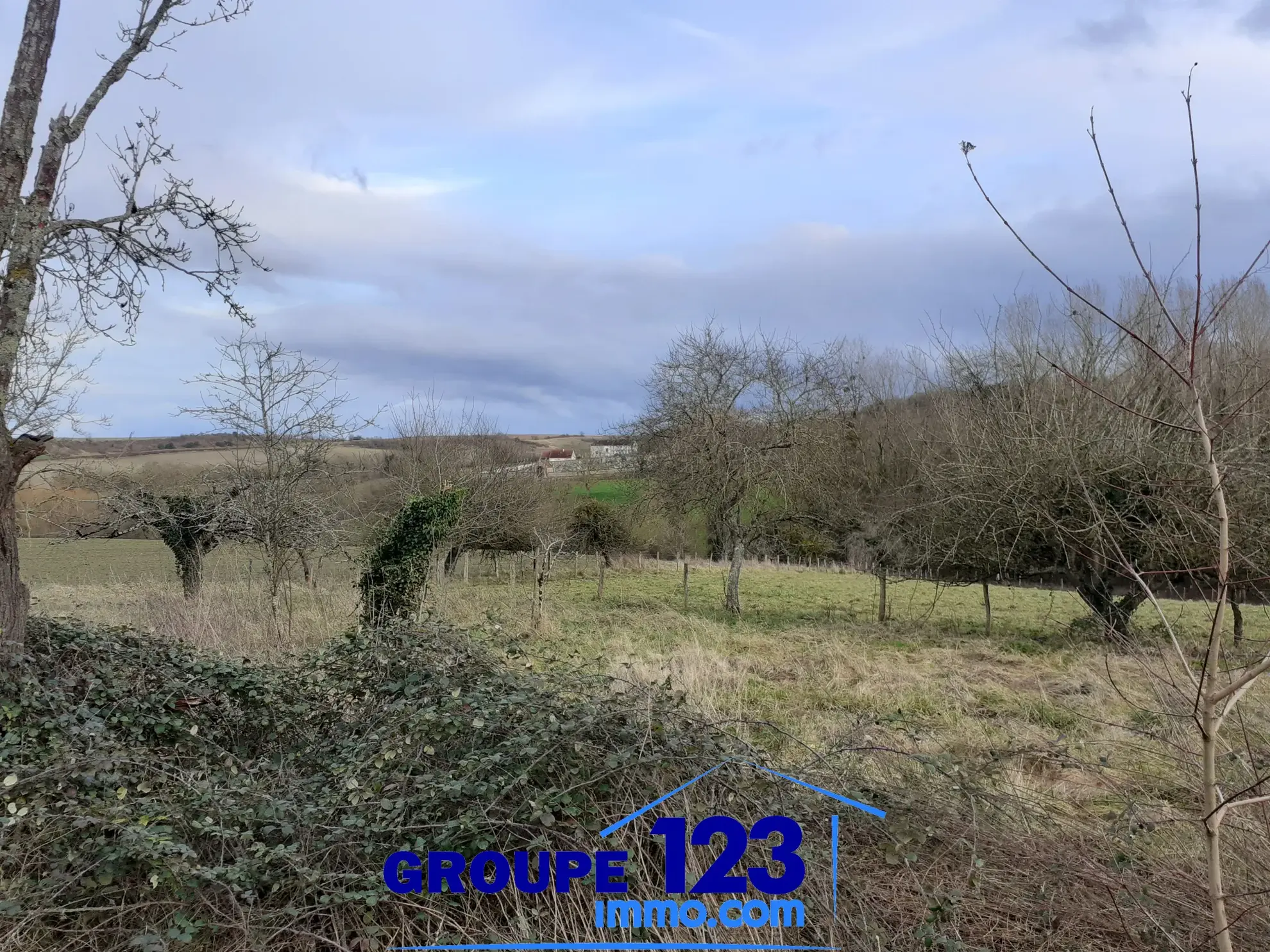 Terrain constructible de 8 254 m² à Merry-la-Vallée 