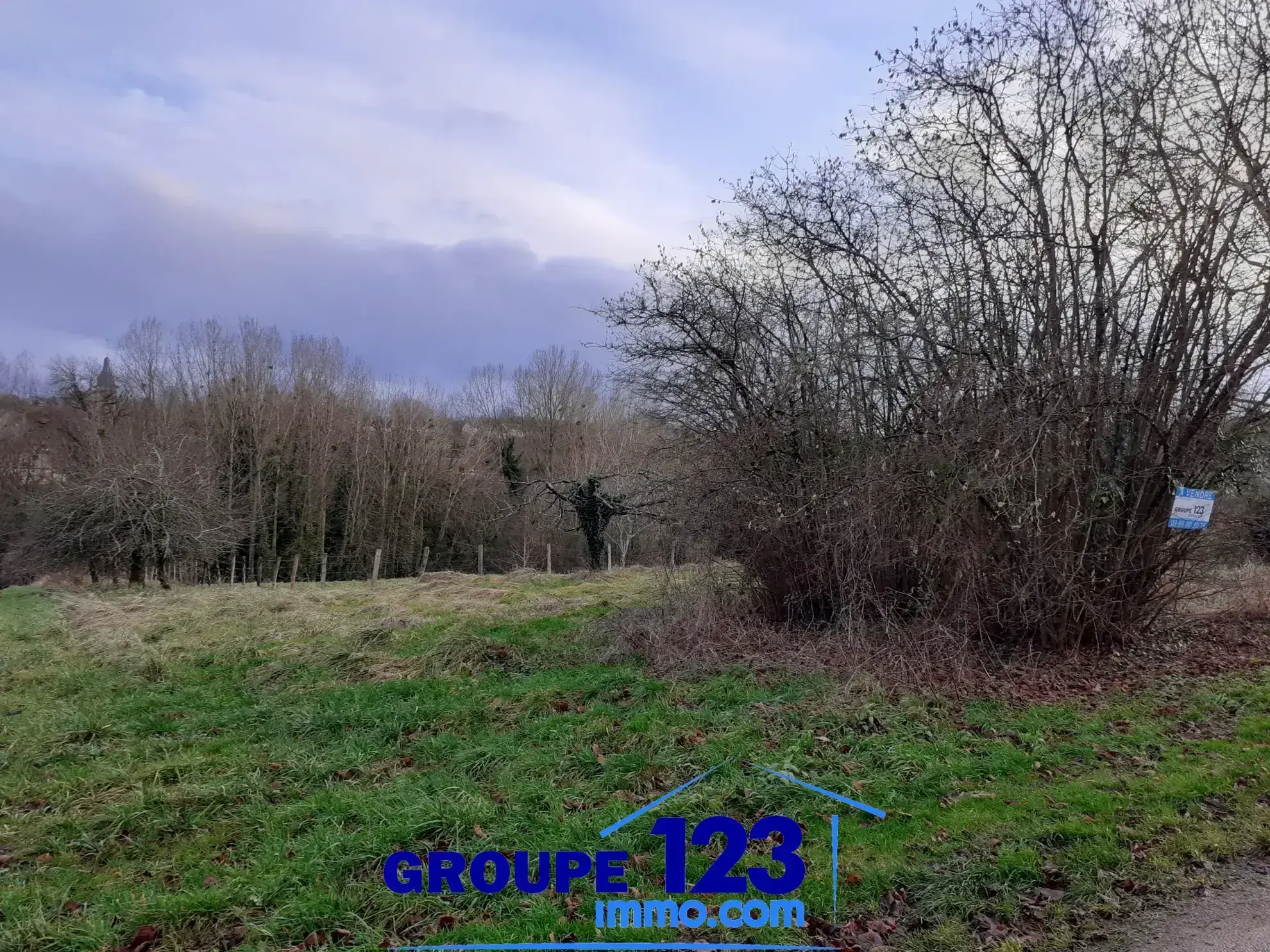 Terrain constructible de 8 254 m² à Merry-la-Vallée 