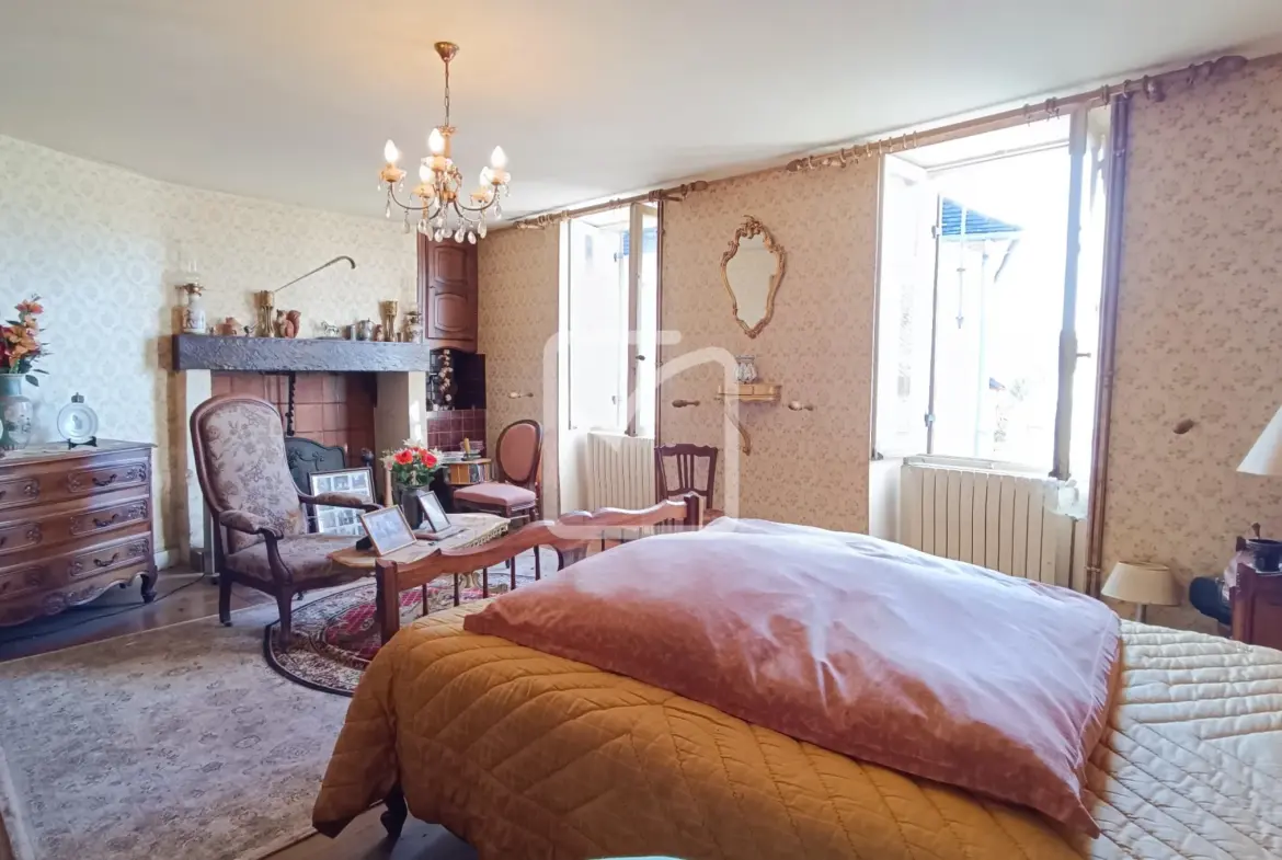Maison à rénover avec granges et terrain à Coulaures 