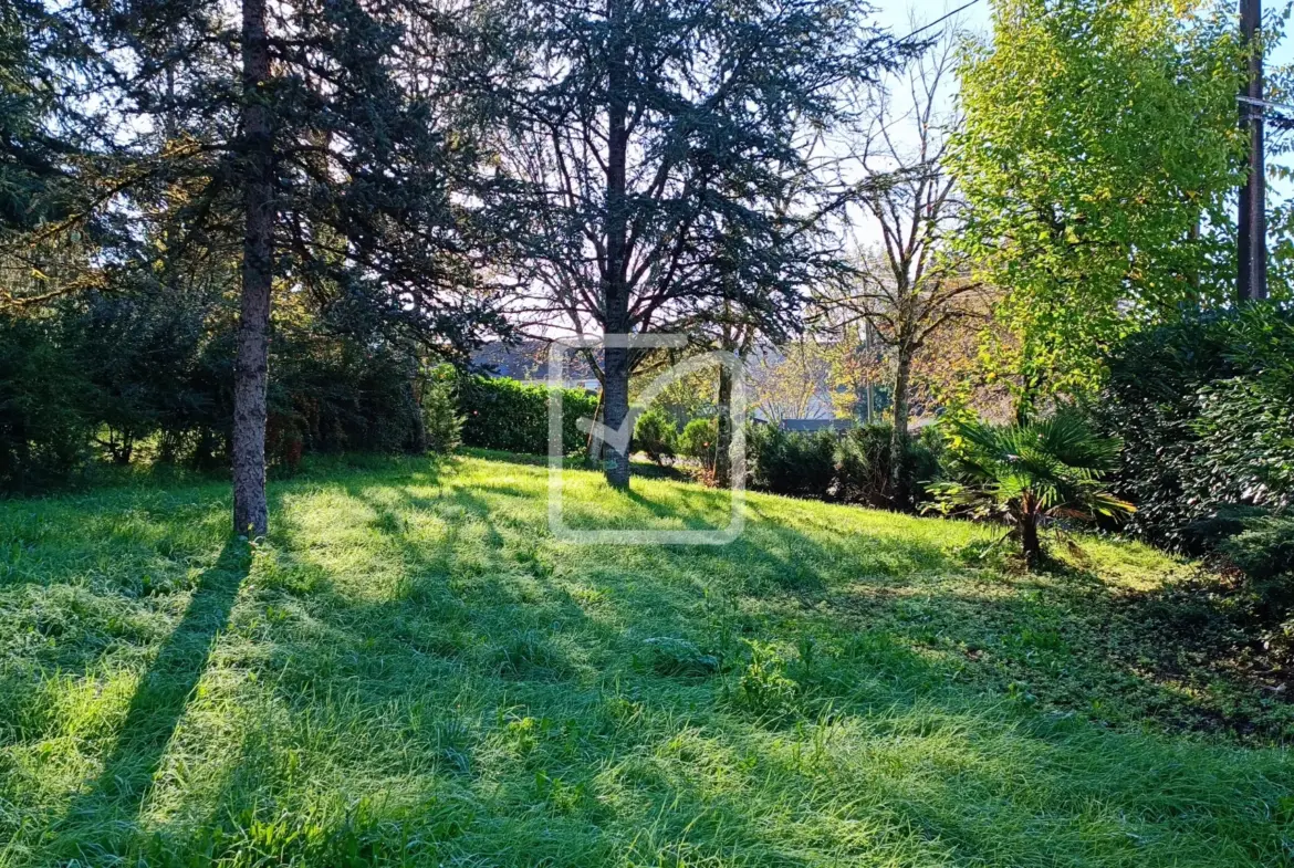 Maison à rénover avec granges et terrain à Coulaures 