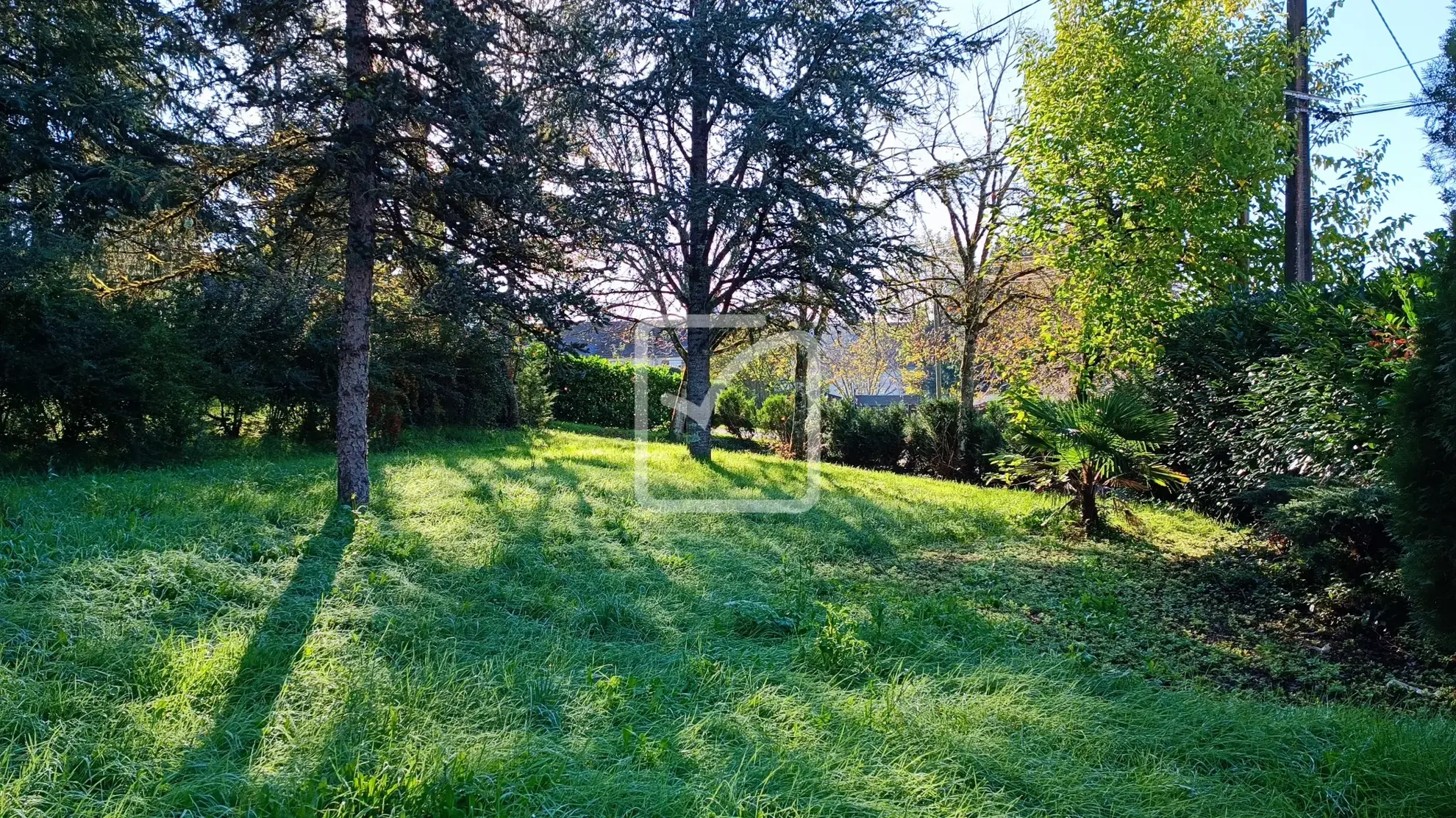 Maison à rénover avec granges et terrain à Coulaures 