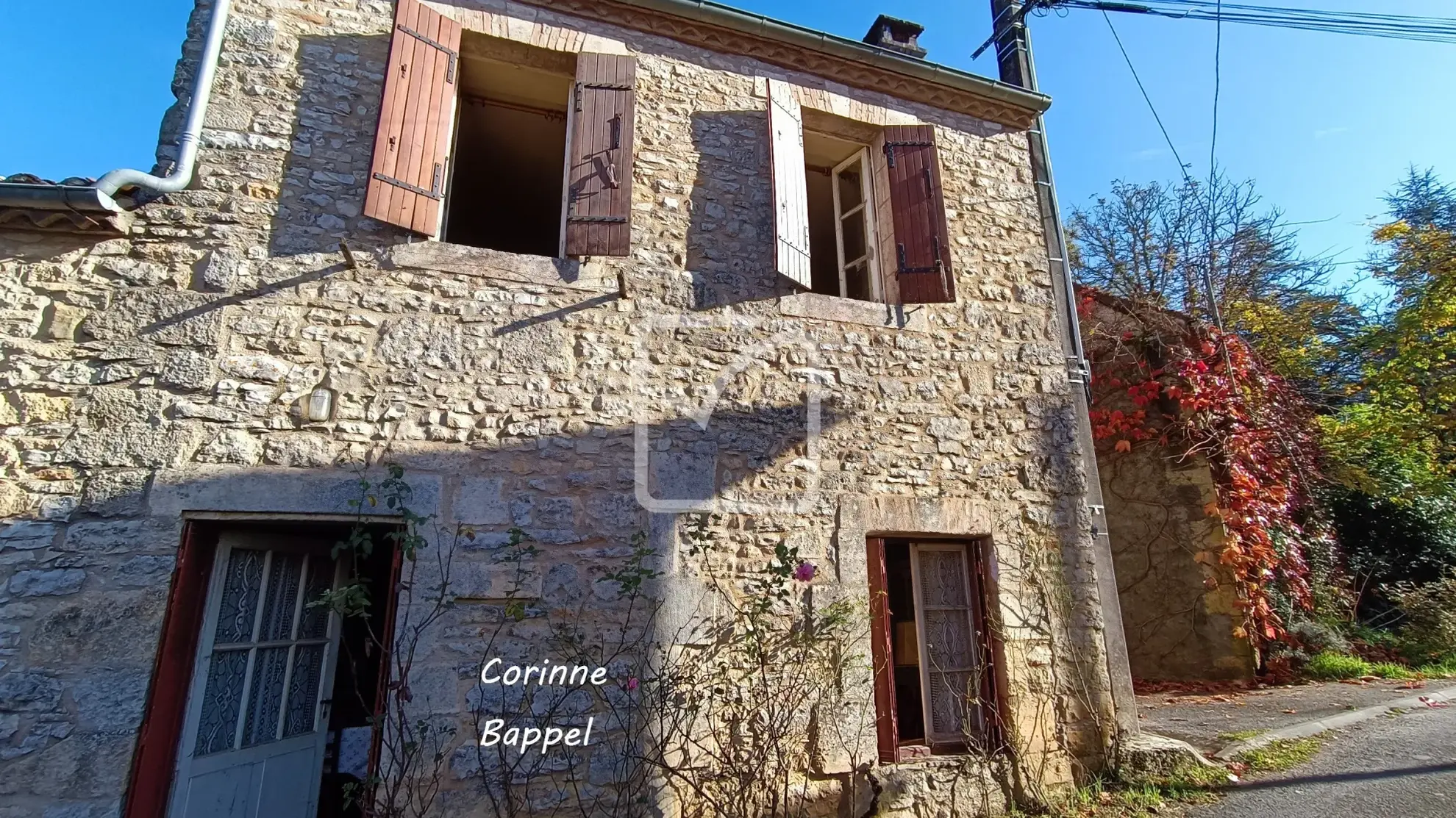 Maison à rénover avec granges et terrain à Coulaures 