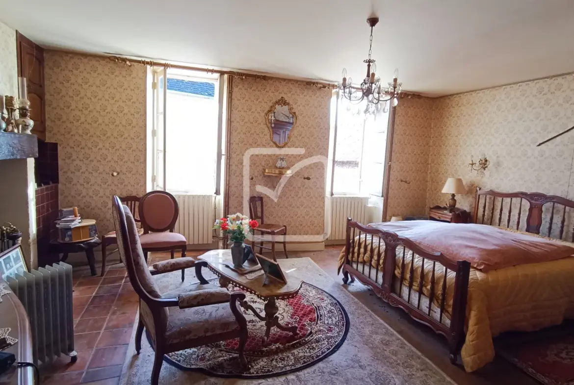 Maison à rénover avec granges et terrain à Coulaures 