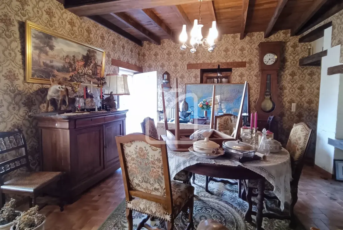 Maison à rénover avec granges et terrain à Coulaures 