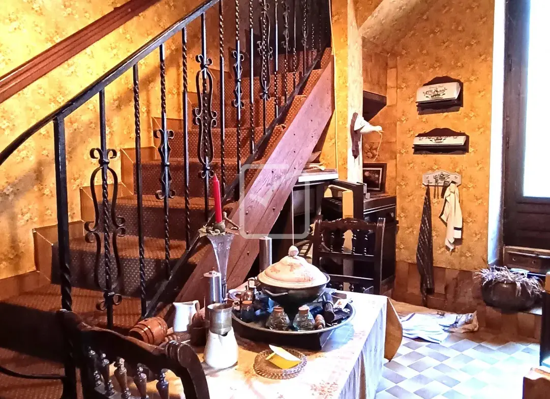 Maison à rénover avec granges et terrain à Coulaures 