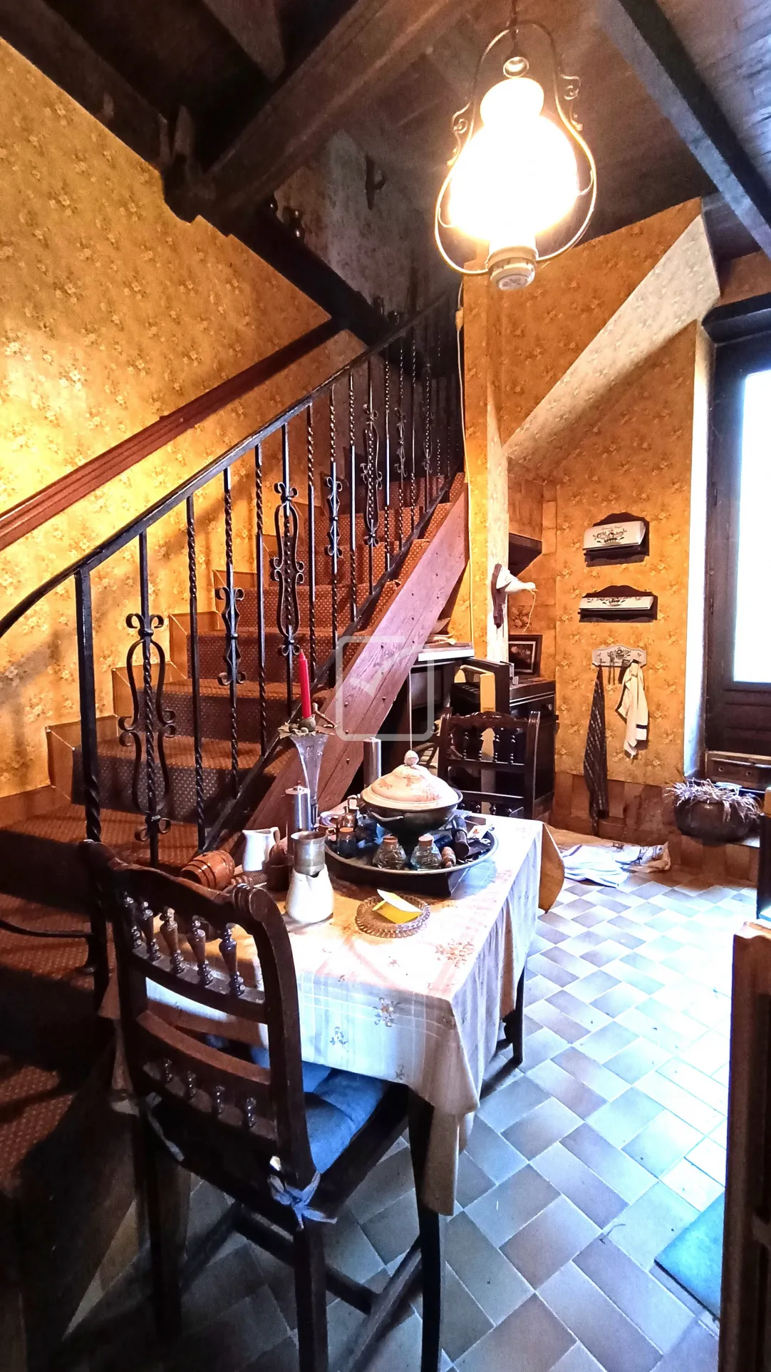 Maison à rénover avec granges et terrain à Coulaures 
