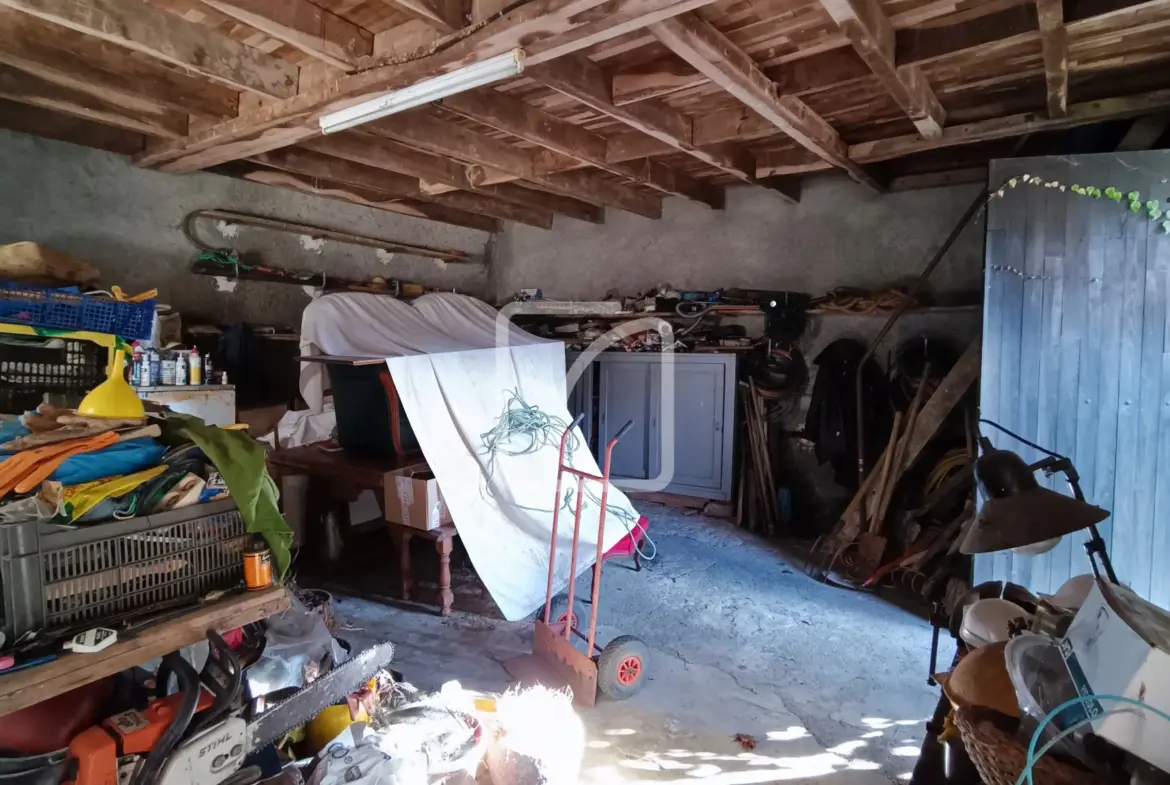 Maison à rénover avec granges et terrain à Coulaures 