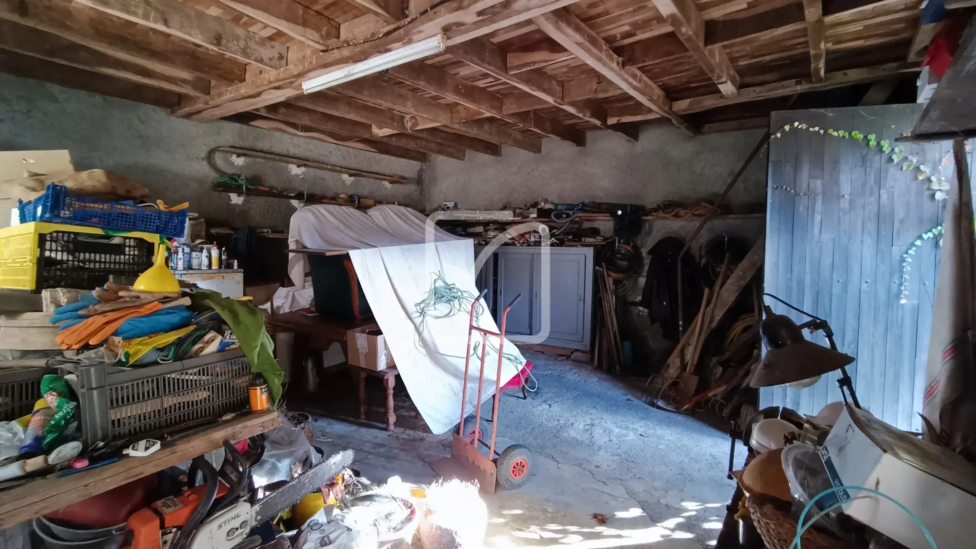Maison à rénover avec granges et terrain à Coulaures 