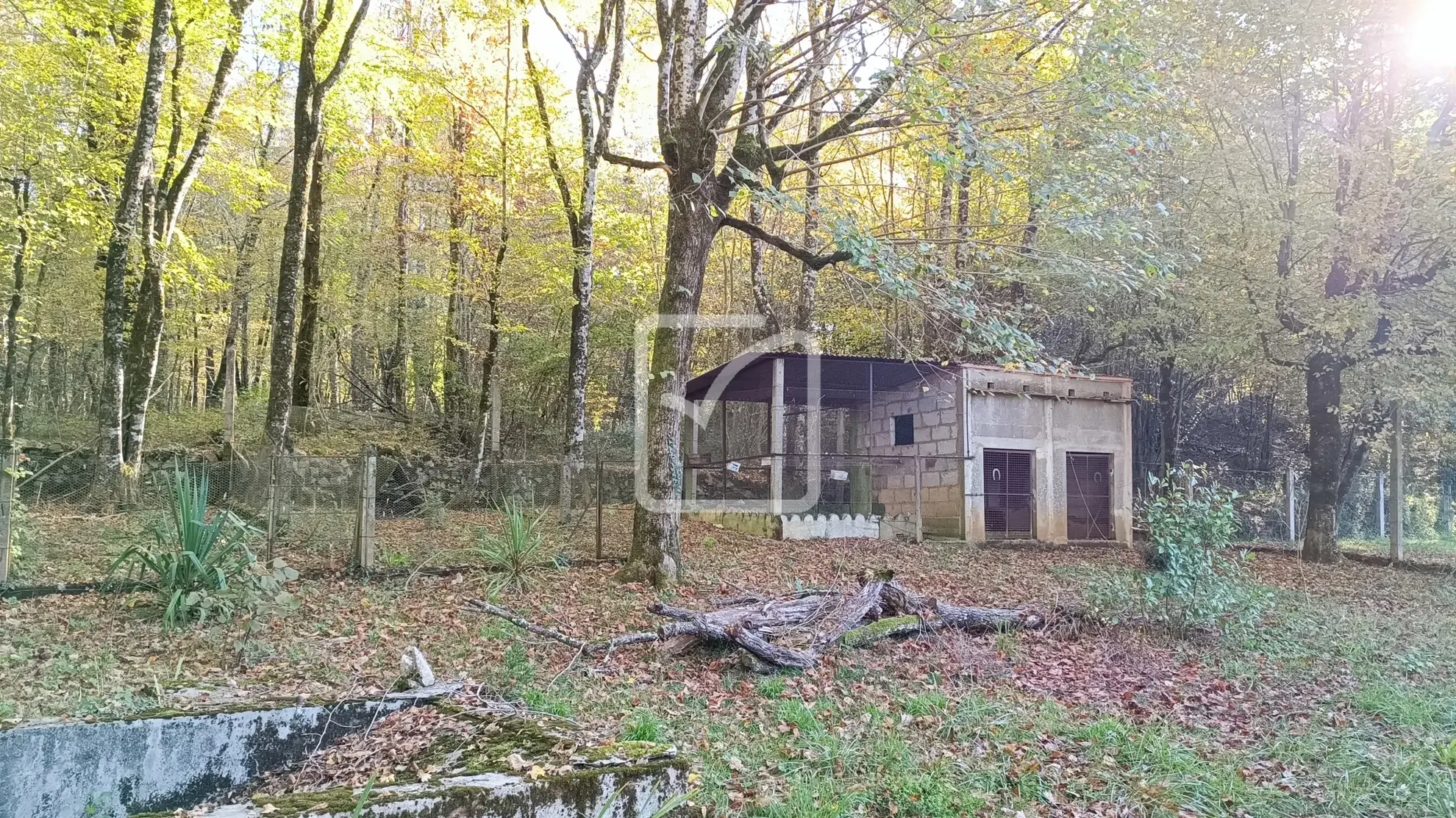Maison à rénover avec granges et terrain à Coulaures 