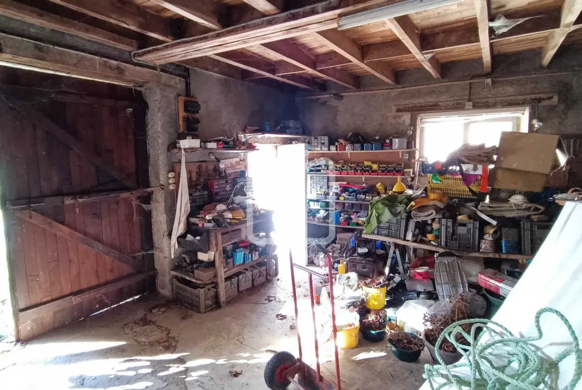 Maison à rénover avec granges et terrain à Coulaures 