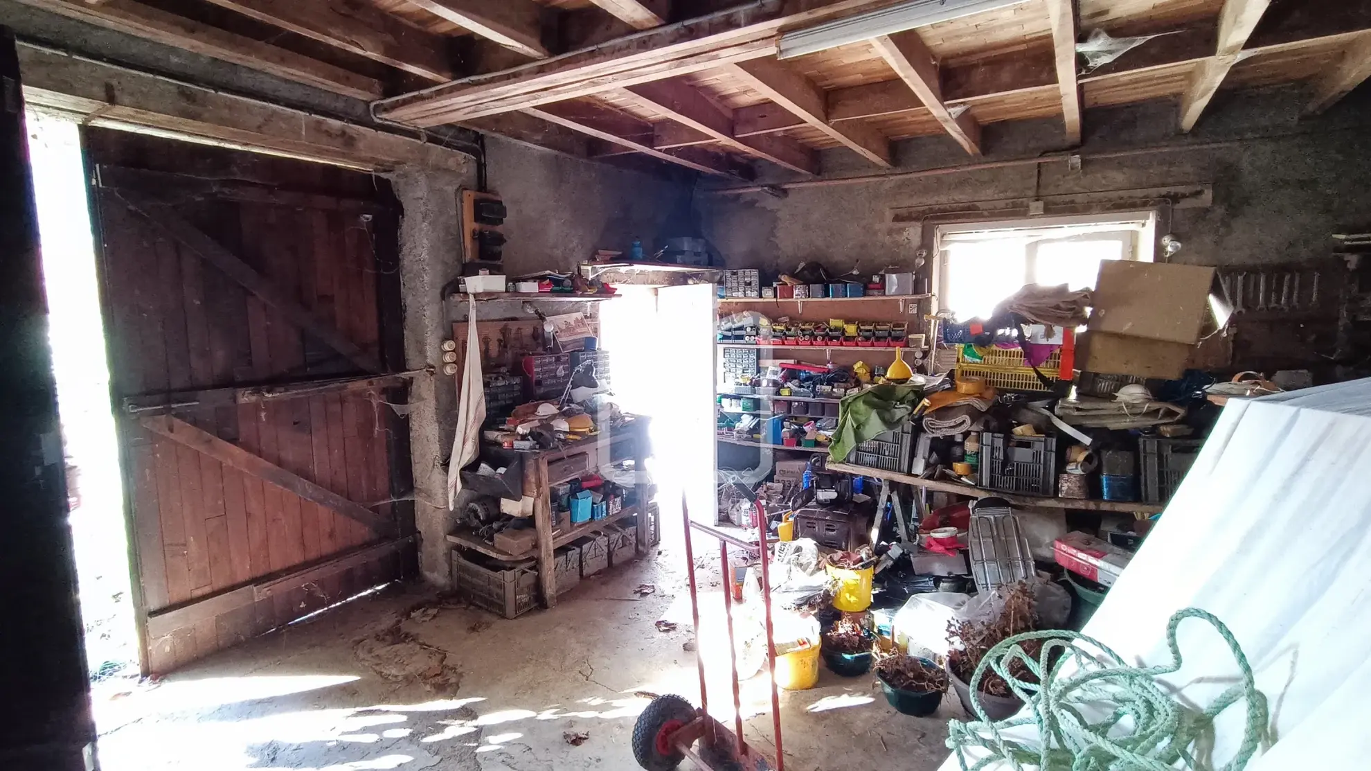 Maison à rénover avec granges et terrain à Coulaures 